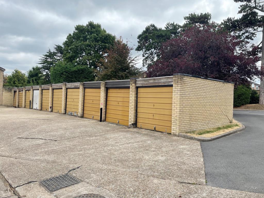 Lot: 88 - 17 LEASEHOLD LOCK-UP GARAGES PRODUCING APPROX. £21,000 PER ANNUM -